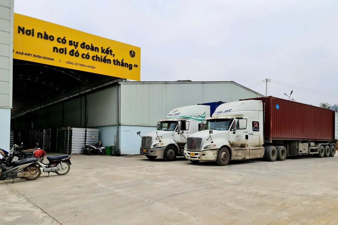 Xe đầu kéo chở container hàng rượu 9 Chum xuất khẩu đỗ trước cổng nhà máy