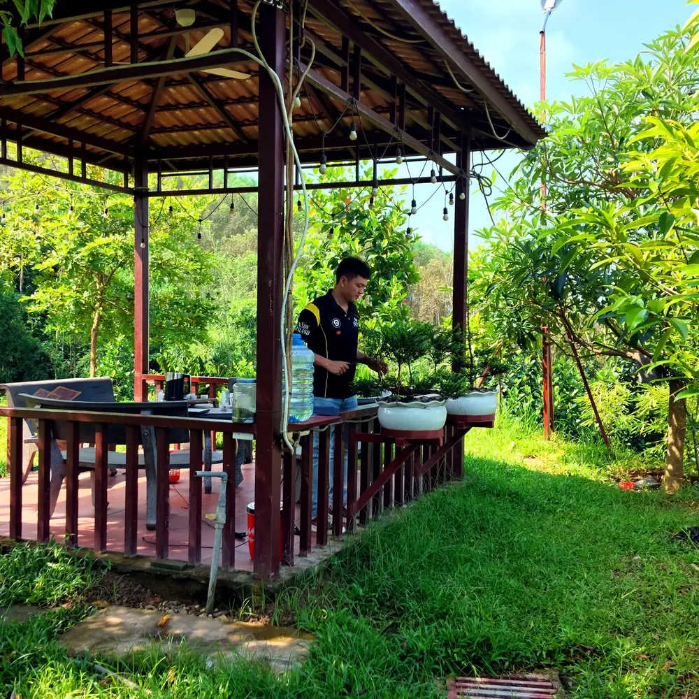 Khu sinh thái trong khuôn viên nhà máy với hồ nước và nhà sàn mái lá
