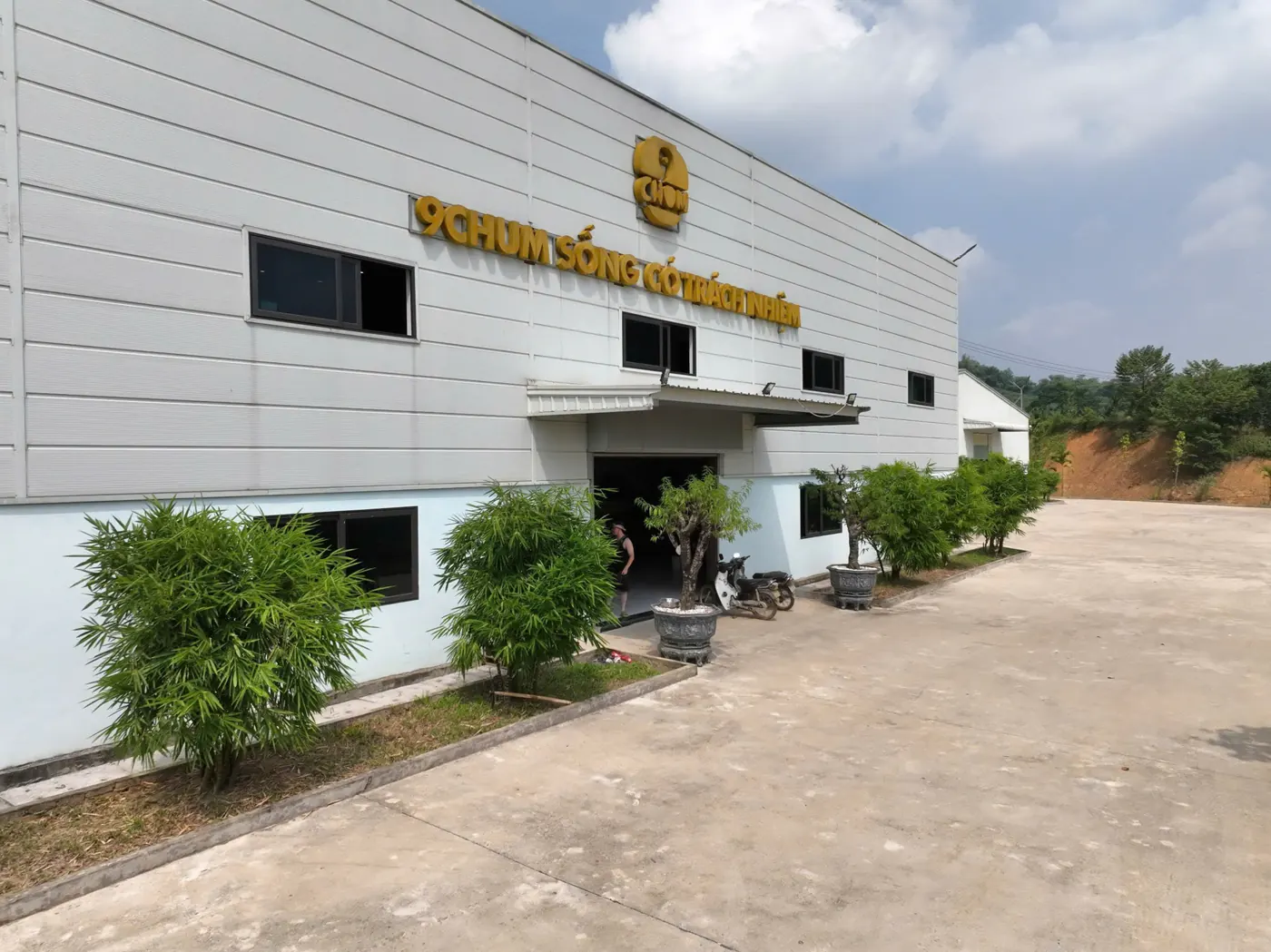 Xưởng sản xuất rượu 9 Chum nhìn từ sân, gắn logo trên mặt tiền