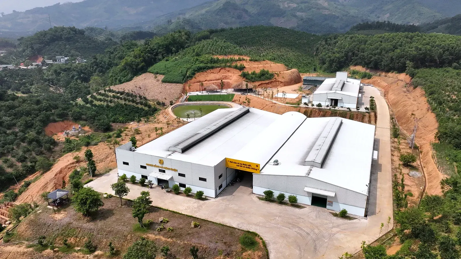 Toàn cảnh nhà máy rượu 9 Chum ở Yên Sơn, Tuyên Quang dưới nắng