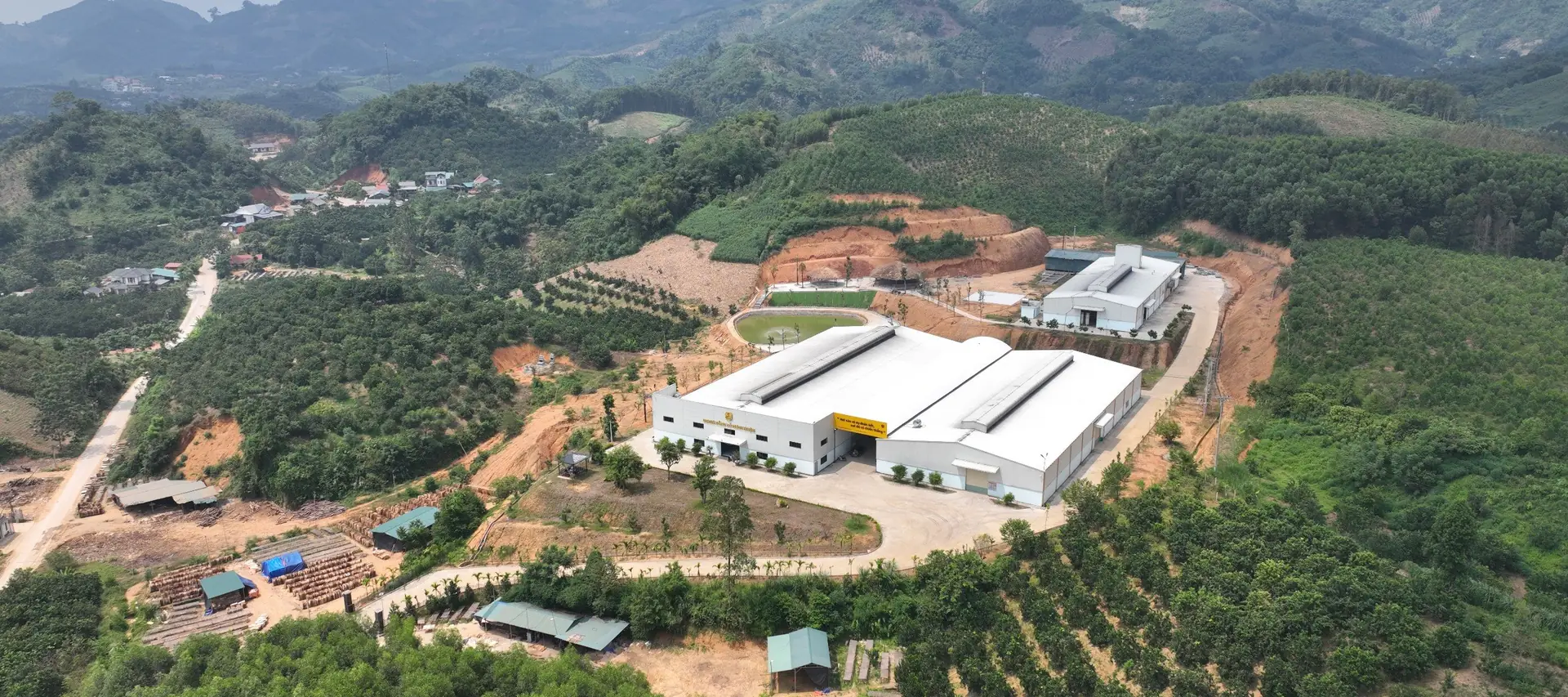 Nhà máy rượu 9 Chum nhìn từ flycam năm 2022, hai dãy xưởng giữa đồi cây Yên Sơn, Tuyên Quang