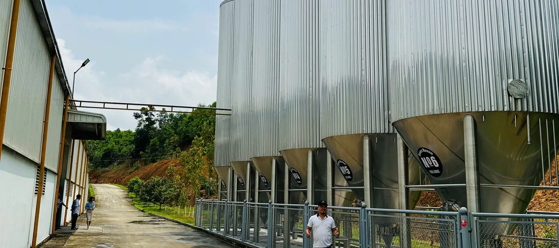 Dãy 13 tank ủ whisky 100.000 lít dựng ngoài trời tại nhà máy 9 Chum