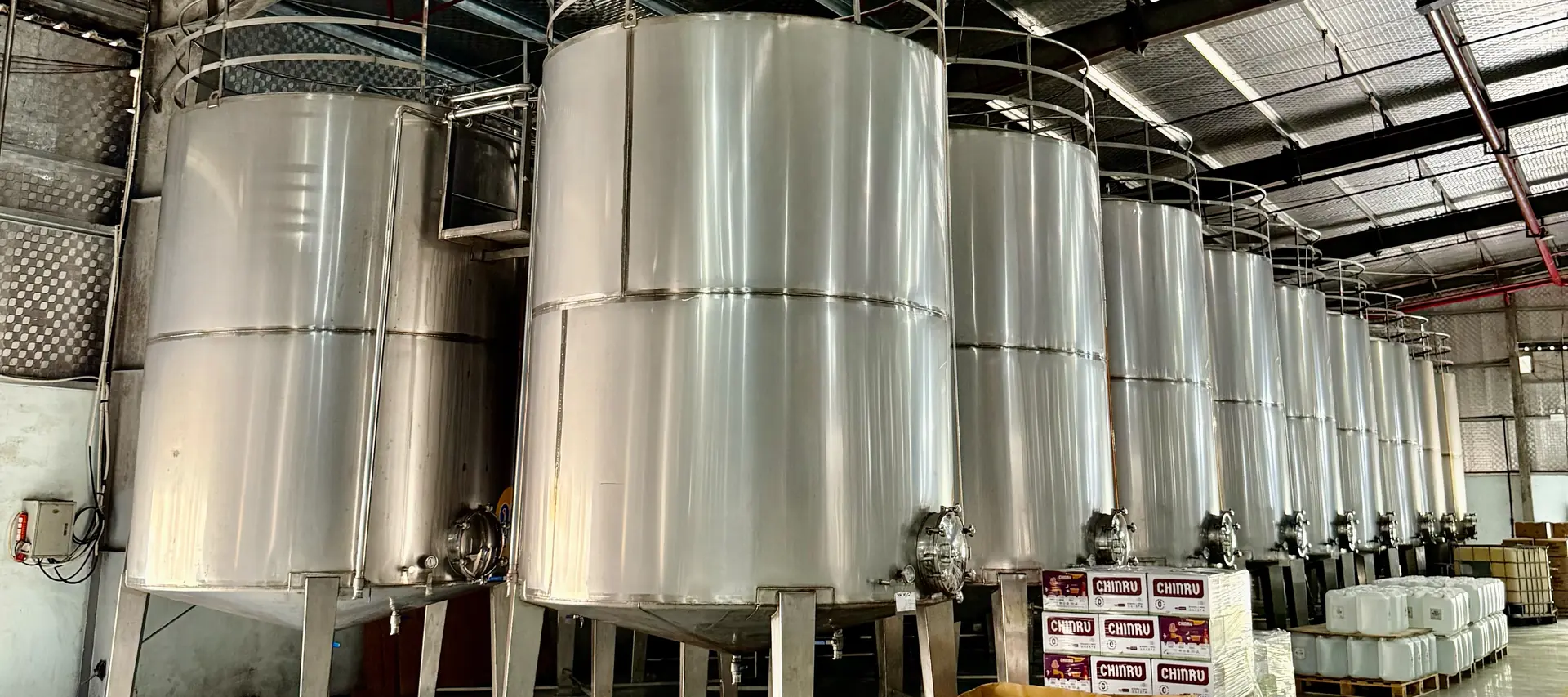 Dàn tank inox lên men xếp dọc nhà xưởng 9 Chum, mỗi tank được đánh số riêng