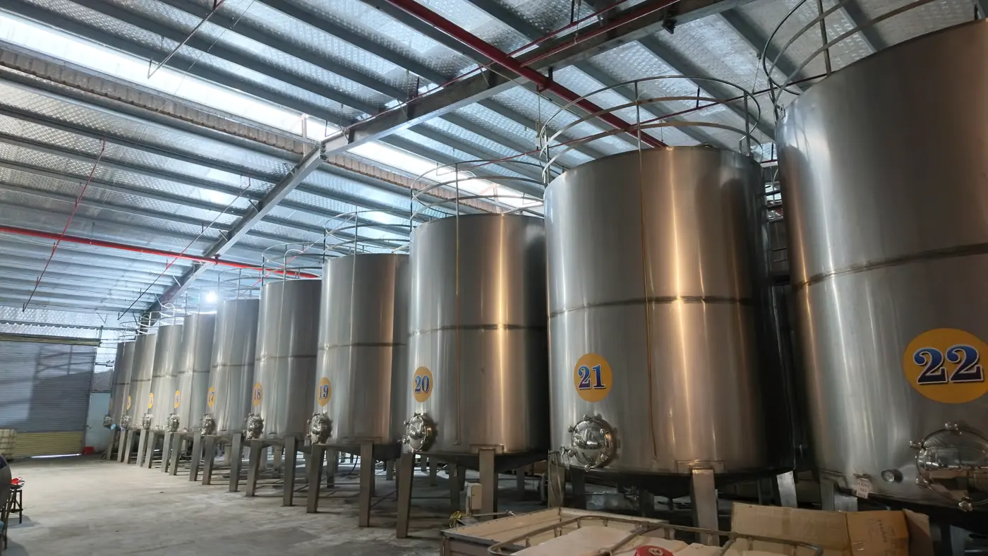 Hàng tank inox 20.000 lít đánh số, ngâm ủ rượu trong khu ngâm ủ của nhà máy 9 Chum