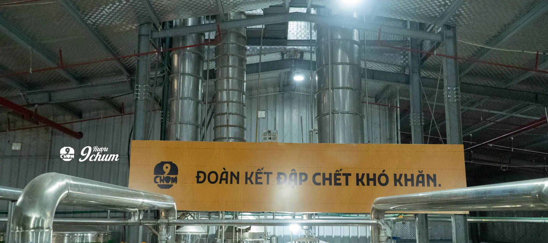 Cụm tháp chưng cất bằng inox nhiều tầng cùng hệ ống dẫn tại xưởng 9 Chum