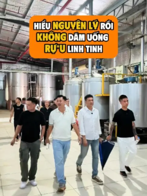 Khánh dẫn đoàn chủ nhà hàng đi tham quan nhà máy