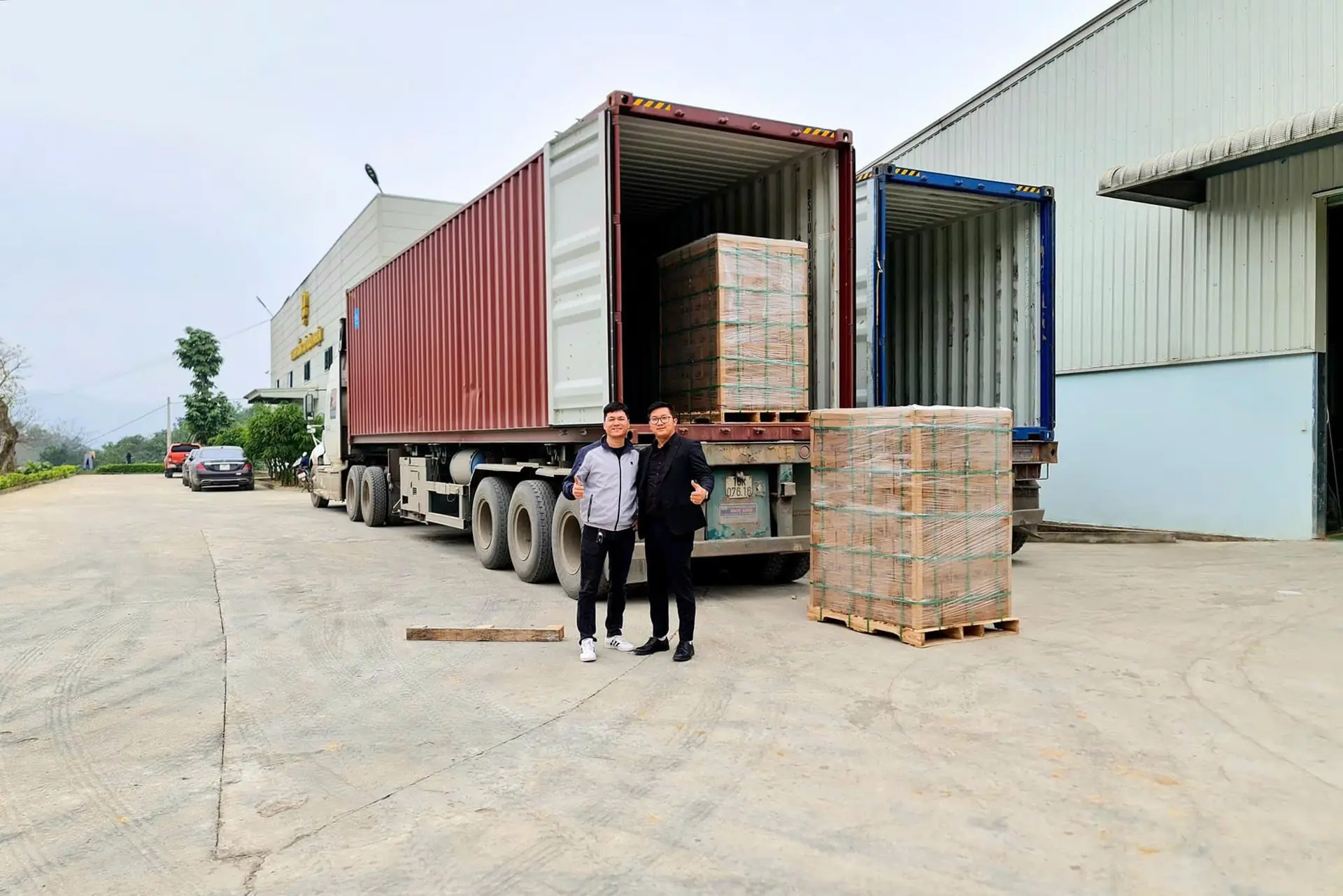 Công nhân xếp hàng lên container tại sân nhà máy 9 Chum